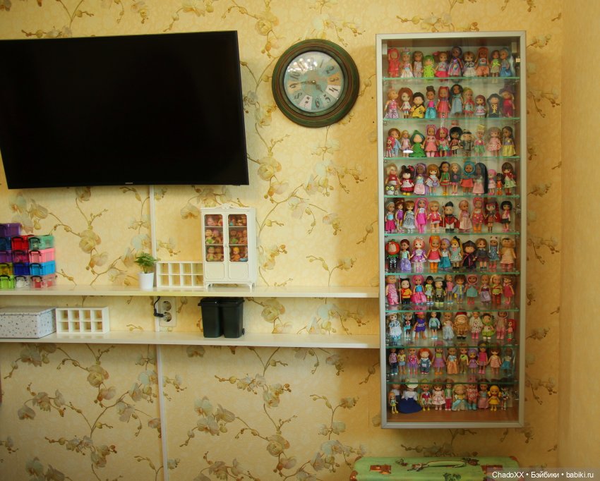 Сразу две витринки с "прочим-прочим" мини кукольным