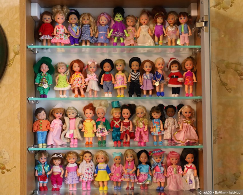 Две витрины с Келли Маттел и другими куклами келли-формата (фото 7)