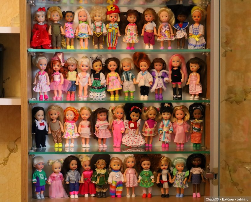 Две витрины с Келли Маттел и другими куклами келли-формата (фото 9)