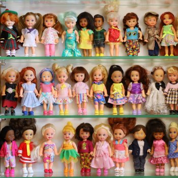 Две витрины с Келли Маттел и другими куклами келли-формата