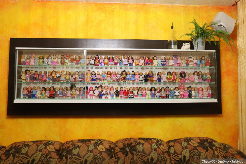Витринка с мини куклами на тему Еви и компания