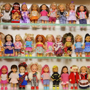 Витринка с мини куклами на тему Еви и компания