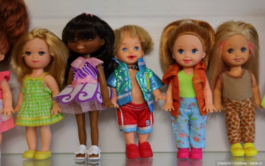 Большая витринка с малышками Келли Маттел