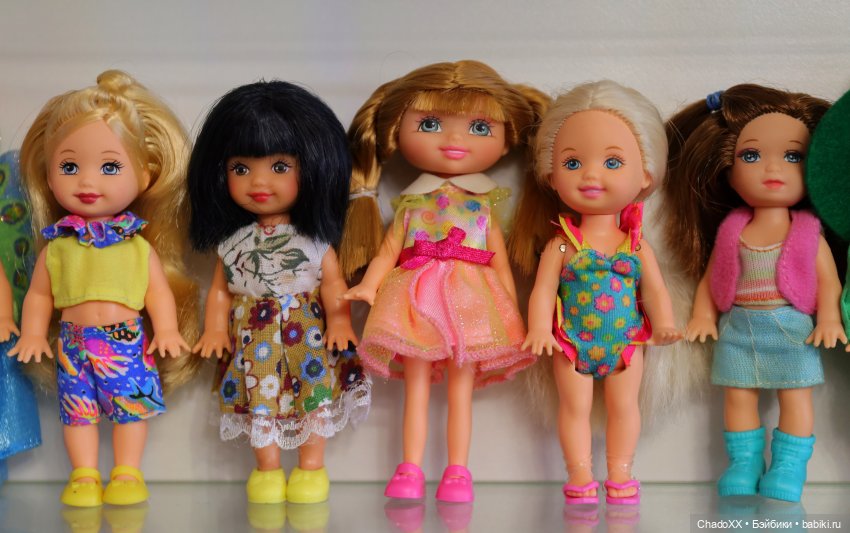 Большая витринка с малышками Келли Маттел