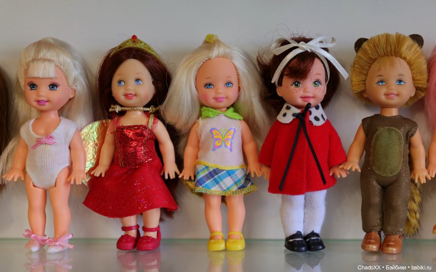 Большая витринка с малышками Келли Маттел