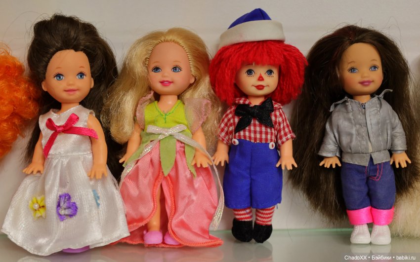 Большая витринка с малышками Келли Маттел