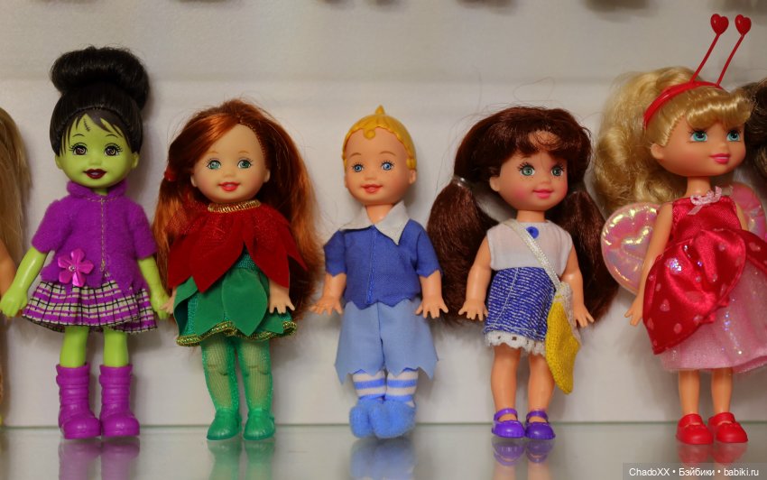 Большая витринка с малышками Келли Маттел