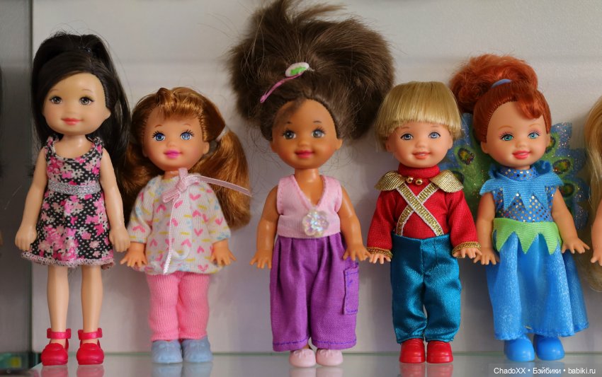 Большая витринка с малышками Келли Маттел