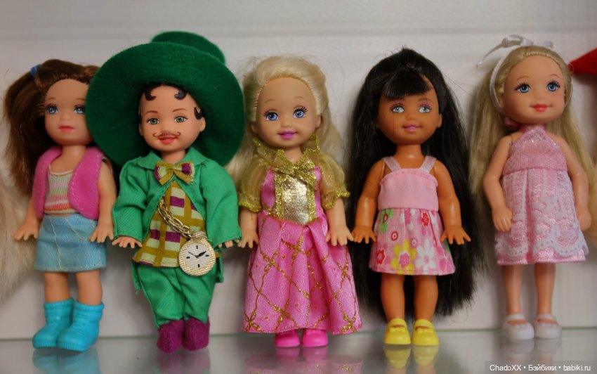 Большая витринка с малышками Келли Маттел