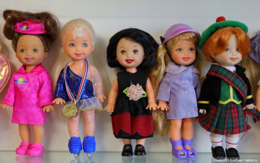 Большая витринка с малышками Келли Маттел