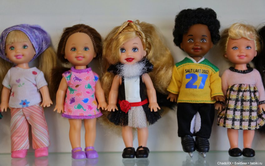 Большая витринка с малышками Келли Маттел