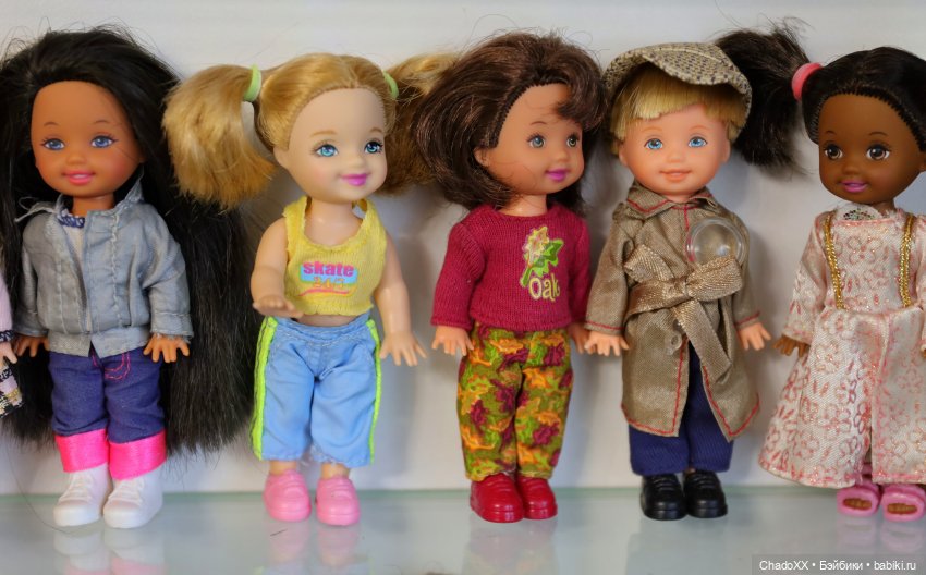 Большая витринка с малышками Келли Маттел