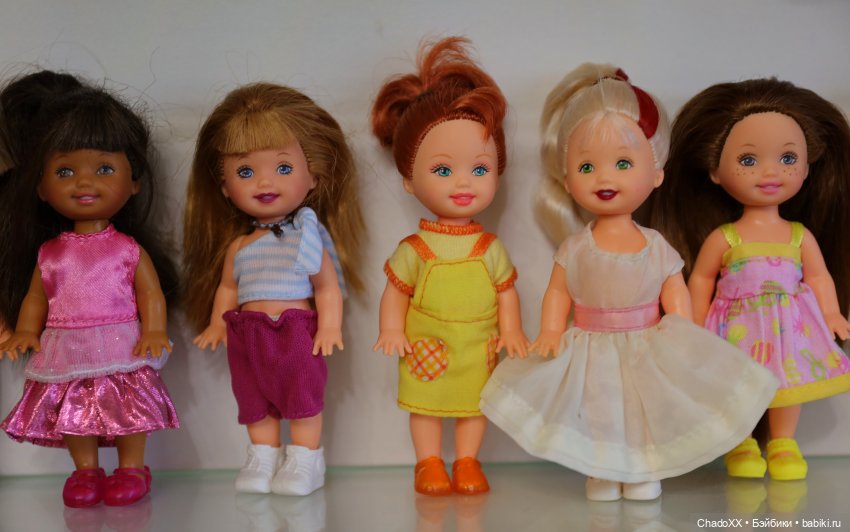 Большая витринка с малышками Келли Маттел