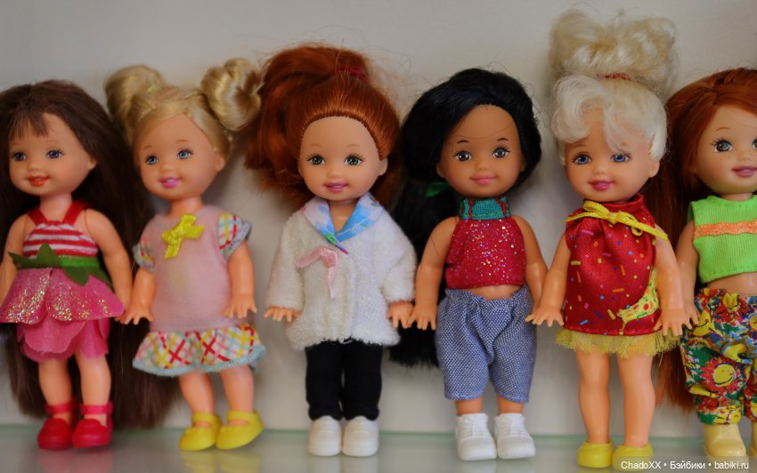 Большая витринка с малышками Келли Маттел