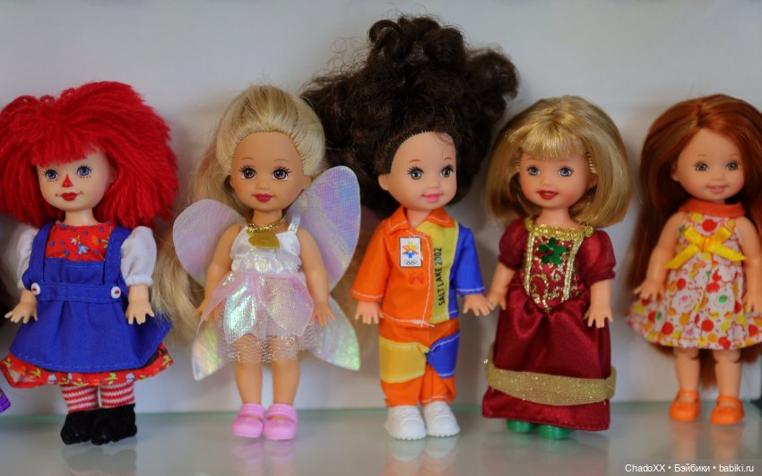 Большая витринка с малышками Келли Маттел