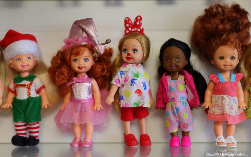 Большая витринка с малышками Келли Маттел