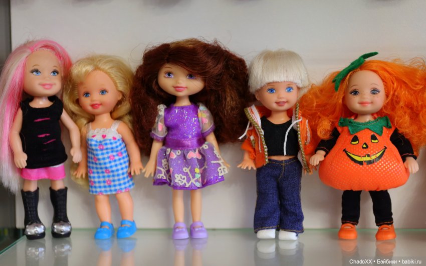 Большая витринка с малышками Келли Маттел