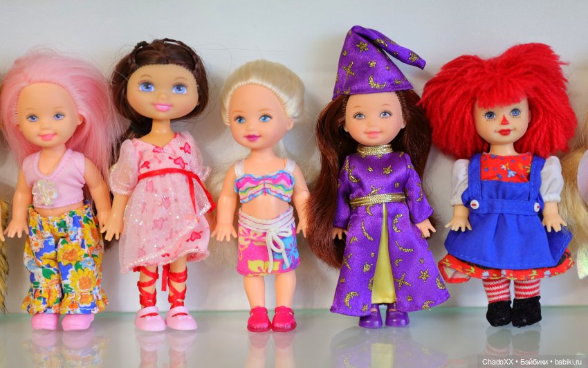 Большая витринка с малышками Келли Маттел