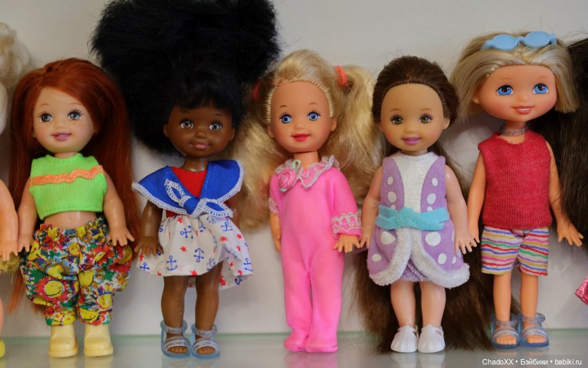 Большая витринка с малышками Келли Маттел