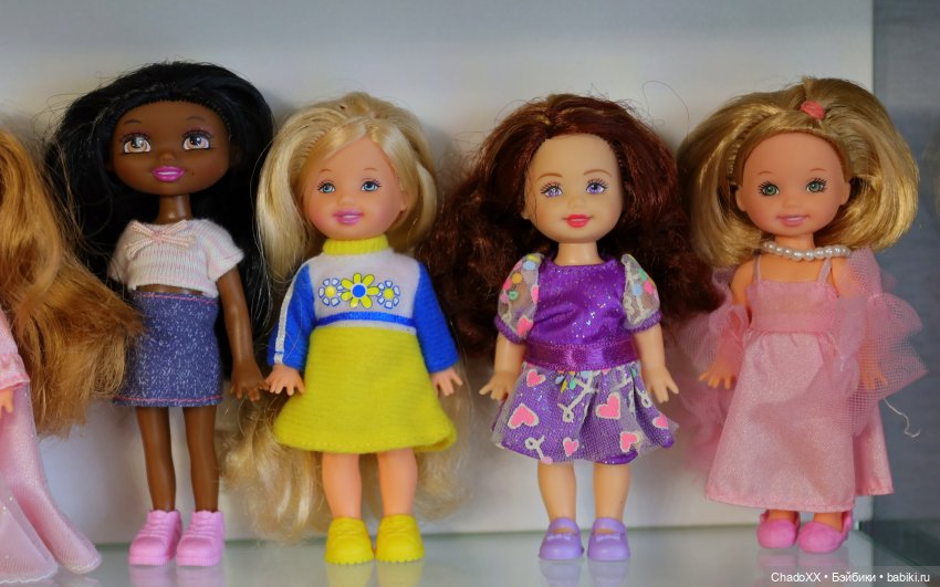 Большая витринка с малышками Келли Маттел