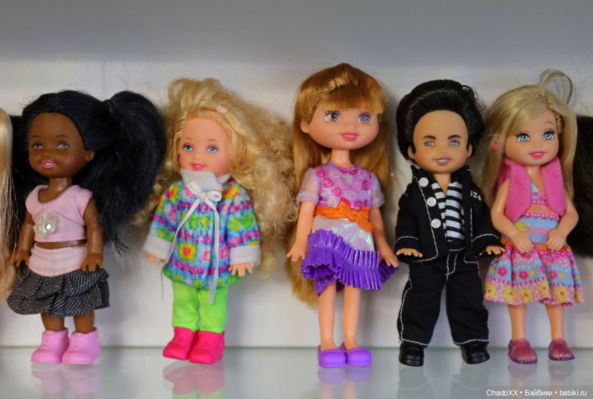 Большая витринка с малышками Келли Маттел