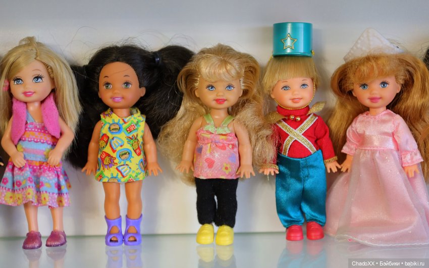 Большая витринка с малышками Келли Маттел