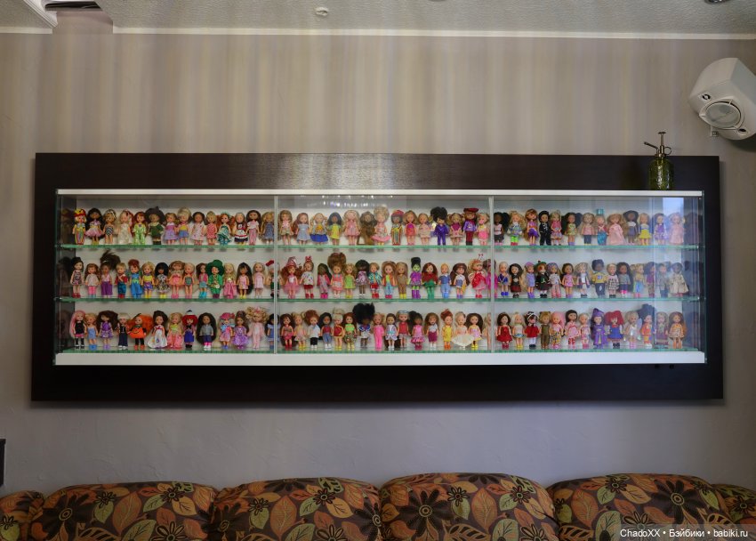 Большая витринка с малышками Келли Маттел