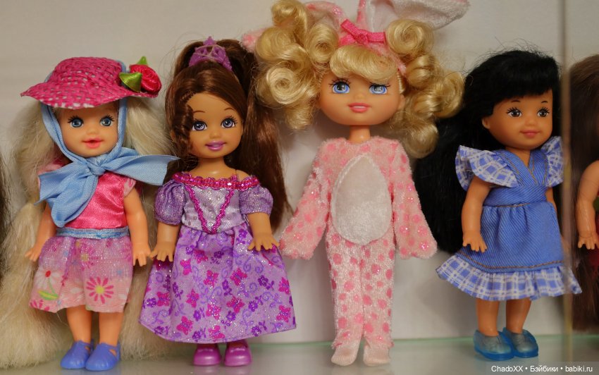 Большая витринка с малышками Келли Маттел