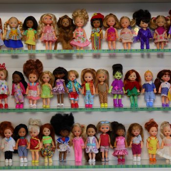 Большая витринка с малышками Келли Маттел