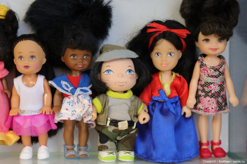Одинаковые, но разные - витринка с мини куклами