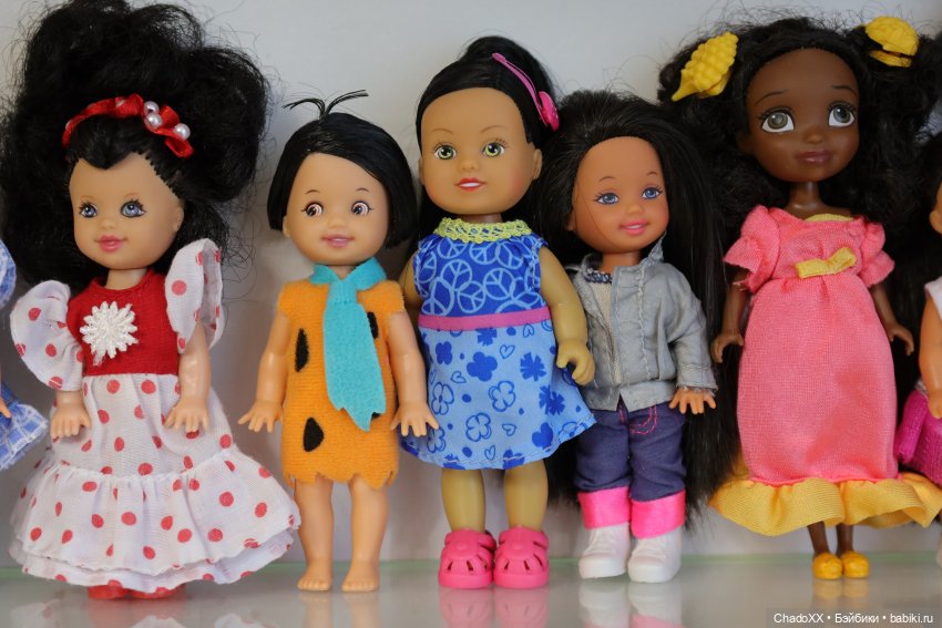 Одинаковые, но разные - витринка с мини куклами