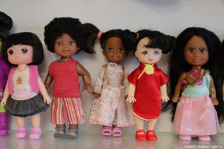 Одинаковые, но разные - витринка с мини куклами