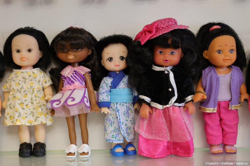 Одинаковые, но разные - витринка с мини куклами