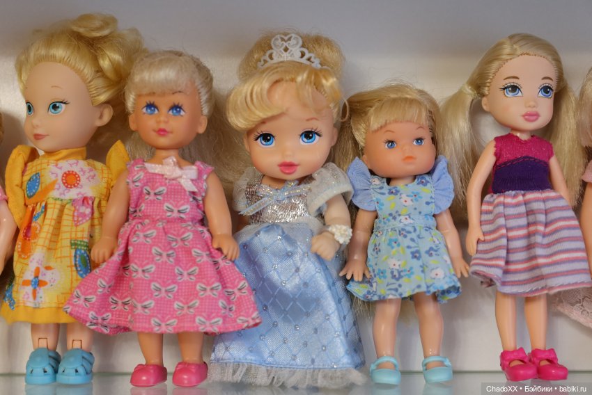 Одинаковые, но разные - витринка с мини куклами