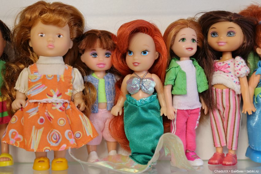 Одинаковые, но разные - витринка с мини куклами