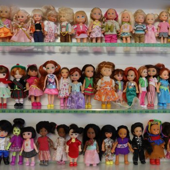 Одинаковые, но разные - витринка с мини куклами