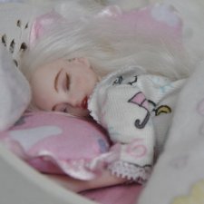 Кукла в смешанной технике сплюшка Соня с кроваткой