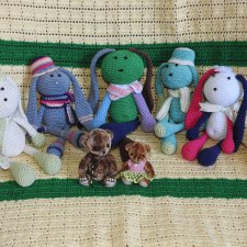 Знакомство моего нового зайчика с братьями и сестрами и с мишками Натальи Сильвестровой. Авторские игрушки своими руками