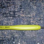 Металлический крючок для вязания с пластмассовой ручкой - 1.25 мм