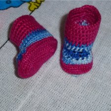 Вязаная миниатюрная обувь для наших любимых кукол и шапочки.