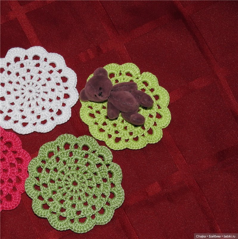 Забавные миниатюрные вязаные салфеточки для кукольных домиков (фото 9)