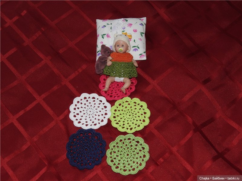 Забавные миниатюрные вязаные салфеточки для кукольных домиков (фото 6)