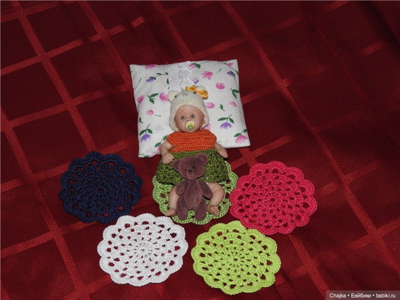 Забавные миниатюрные вязаные салфеточки для кукольных домиков (фото 7)