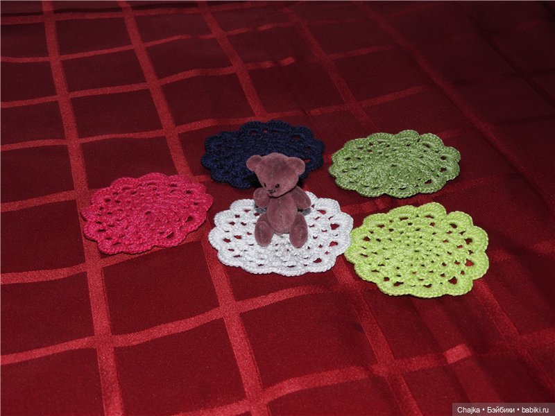 Забавные миниатюрные вязаные салфеточки для кукольных домиков (фото 8)