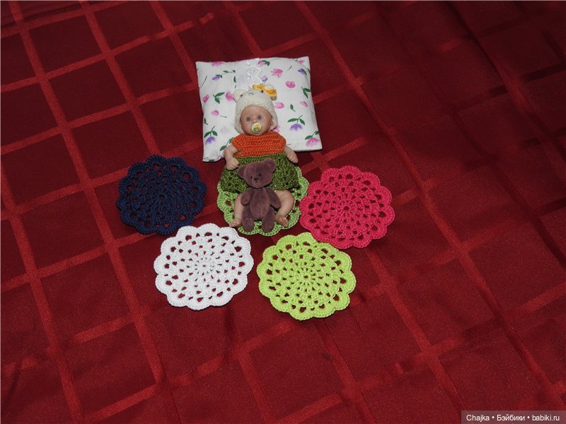 Забавные миниатюрные вязаные салфеточки для кукольных домиков (фото 5)
