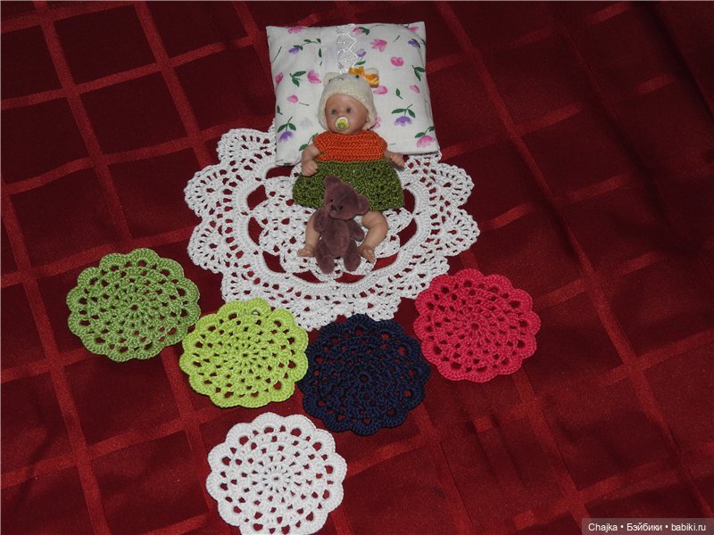 Забавные миниатюрные вязаные салфеточки для кукольных домиков (фото 10)
