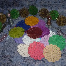 Аксессуары для кукольных домиков - маленькие вязаные салфетки (8.5 см)