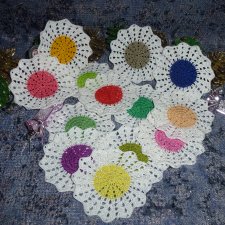 Аксессуары для кукольных домиков - маленькие вязаные салфетки (10 см)