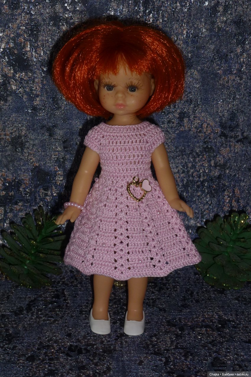 Авторское вязаное платье на кукол Паола Рейна мини 21 см «Любовь M&N»
