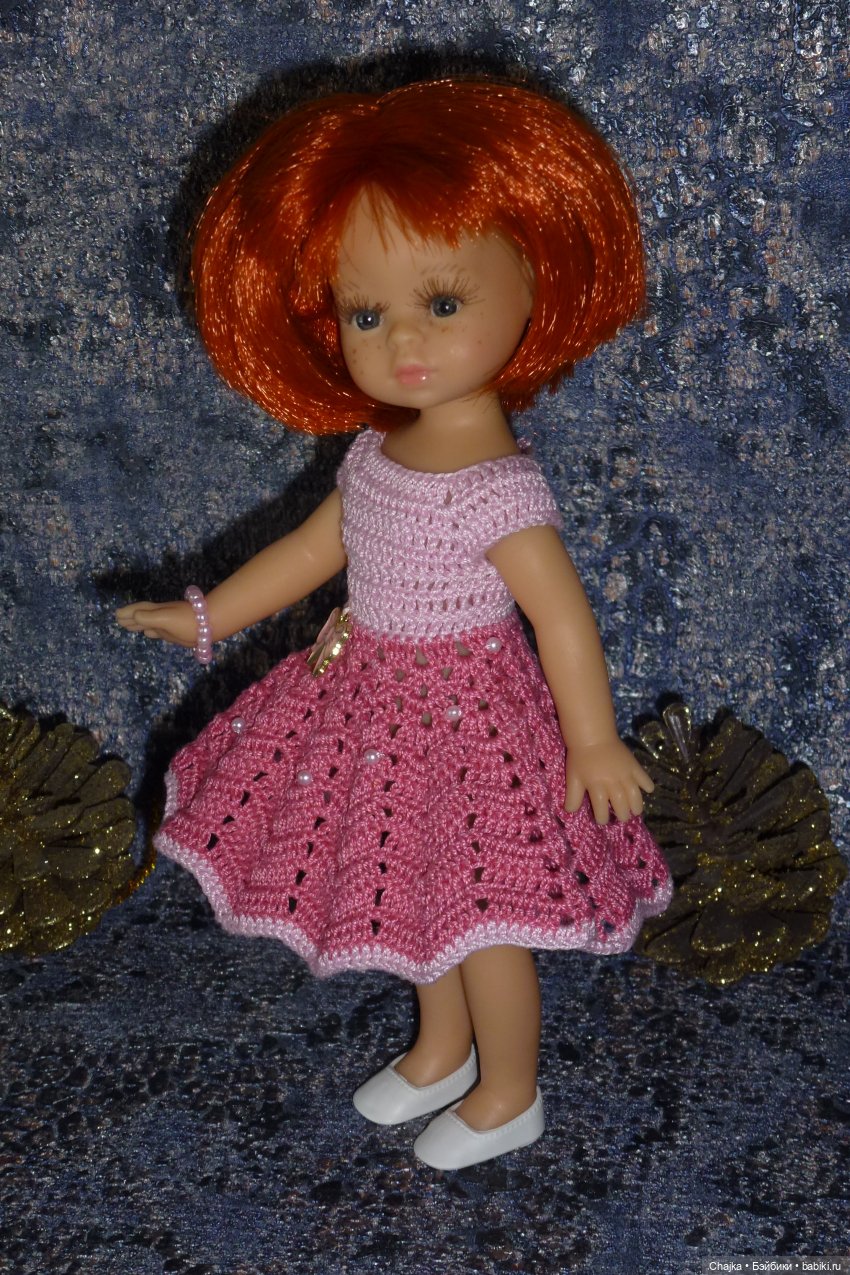 Авторское вязаное платье на кукол Паола Рейна мини 21 см "Розовый Бантик" (фото 2)